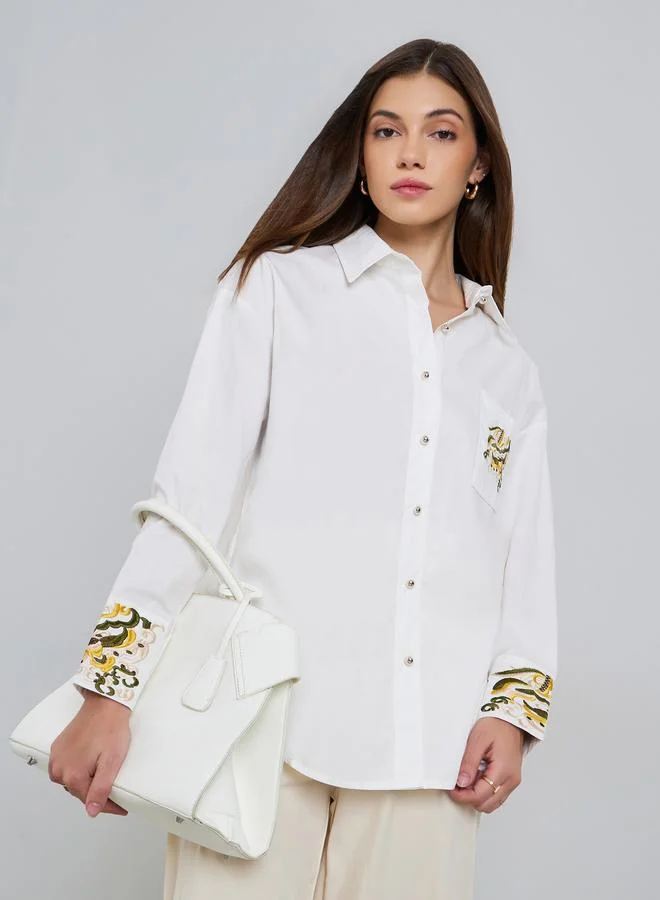 ستايلي بلوزة واسعة بتفاصيل مُطرّزة مع أكمام بأساور